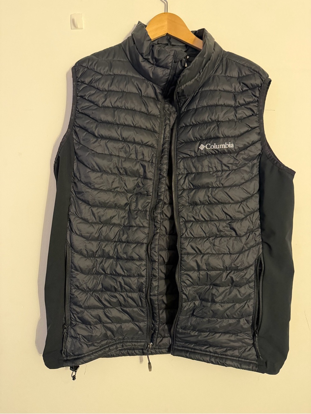 Columbia Men's Black Quilted Hybrid Vest